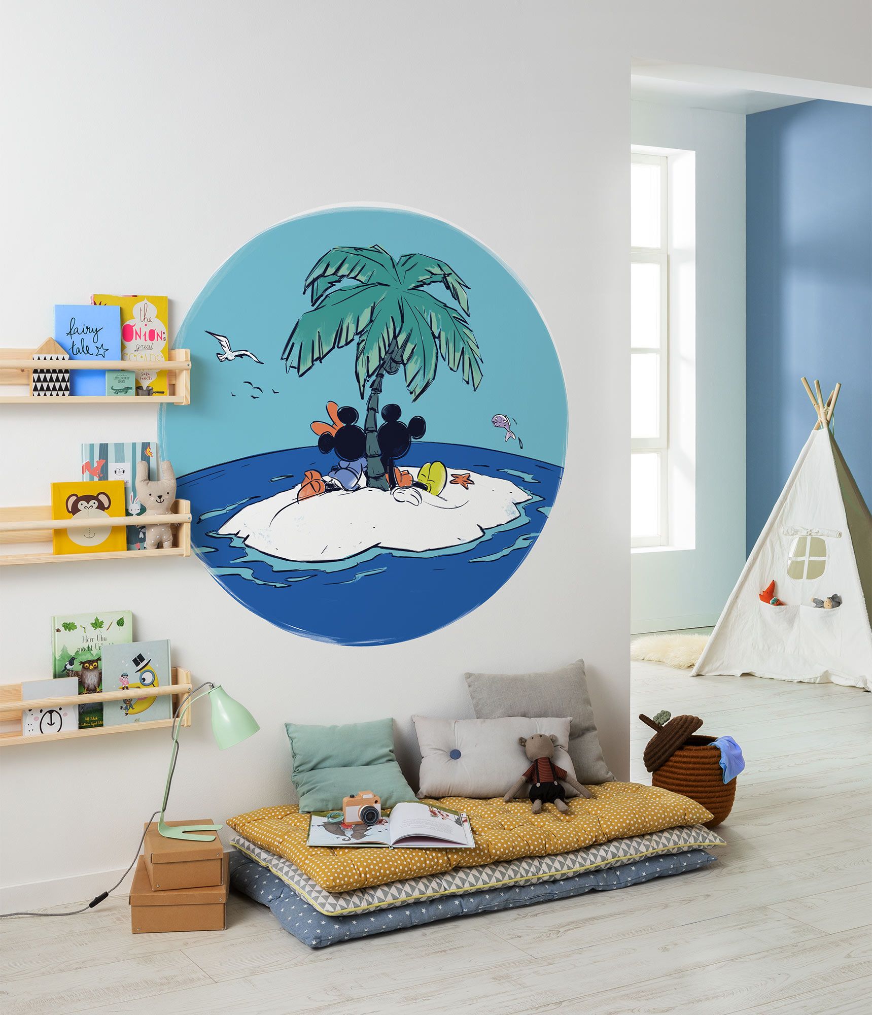 Selbstklebende Vlies Fototapete/Wandtattoo -Mickey and Minnie Beach Vacation  - Größe 125 x 125 cm