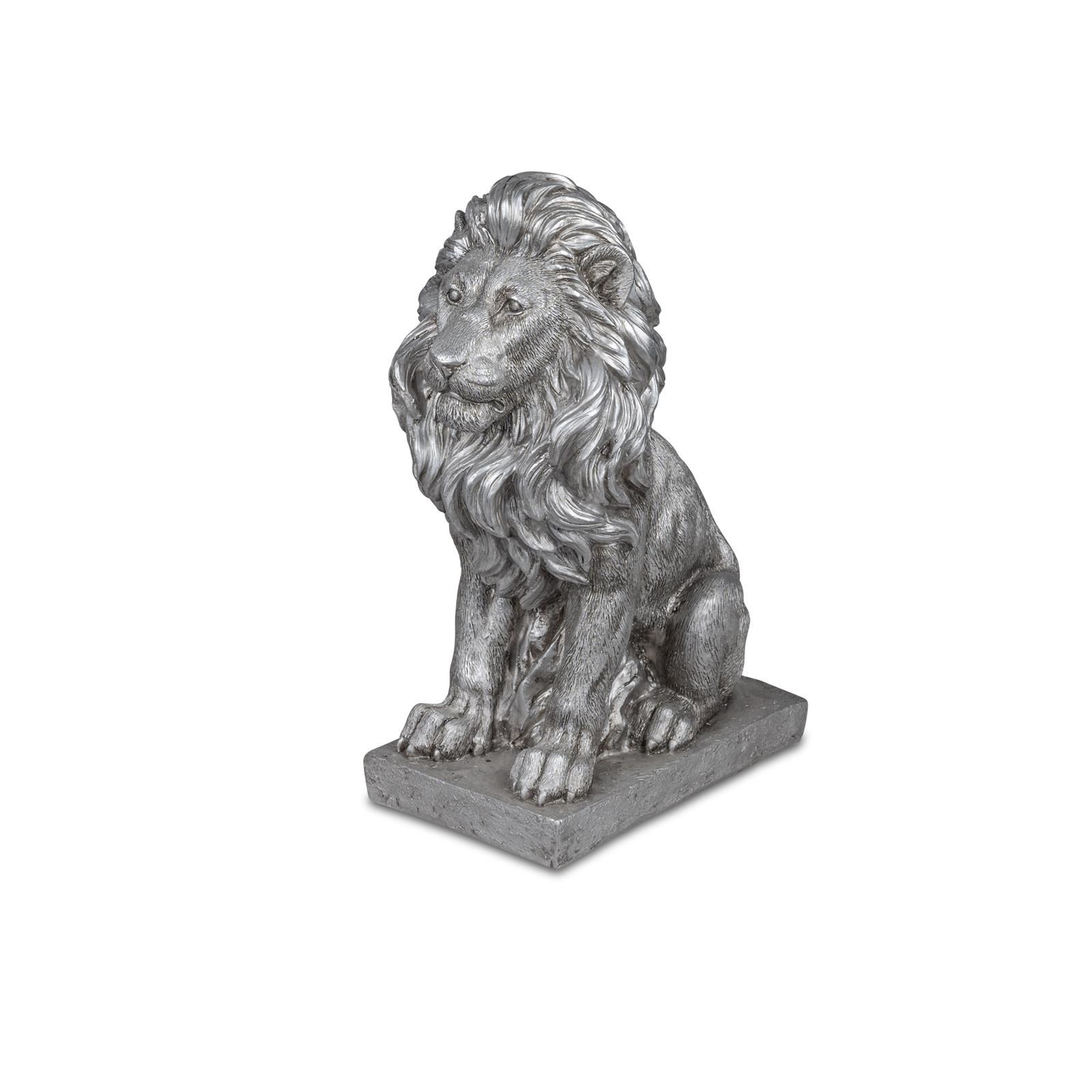 Majestätischer Wächter: Sitzender Löwe auf Sockel 38 cm, handgefertigte Deko-Figur aus Kunststein mit antik-silberner Oberfläche