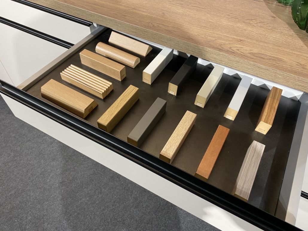 Wand- Akustikpaneel schwarz mit 6 Lamellen V1 B/H 48,4 cm / 275 cm