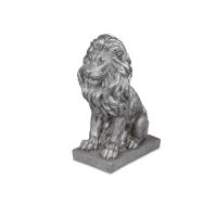 Majestätischer Wächter: Sitzender Löwe auf Sockel 38 cm, handgefertigte Deko-Figur aus Kunststein mit antik-silberner Oberfläche